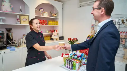 O româncă din Slănic l-a impresionat pe primarul din nordul Londrei cu prăjiturile sale: „Mi-a mărturisit că suntem ingenioși și producem lucruri de calitate”