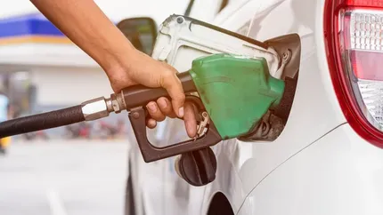Preţ benzină şi motorină 1 noiembrie 2023. Veste bună pentru şoferi, carburanţii s-au ieftinit