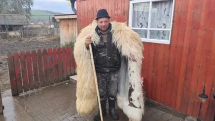 Alin Maxim este unul dintre ultimii ciobani - cojocari din România