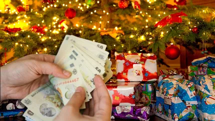 Românii aleg plata cash pentru cumpărăturile de Crăciun. Jumătate din ei nu vor să plătească cu cardul de Sărbători