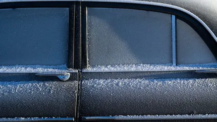 Trucurile la care poți apela în caz că îngheață geamurile de la mașină. Sunt foarte simple și eficiente