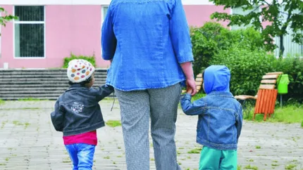 Reguli noi pentru asistenţii maternali. Care sunt românii care nu vor mai putea lua copii în plasament