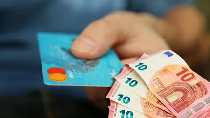 Transferuri bancare instant în UE. Românii plecați în străinătate vor putea trimite mult mai repede bani acasă