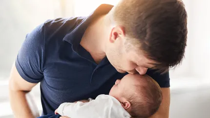 Mai multe zile libere pentru tați. Noi reguli pentru acordarea concediului paternal