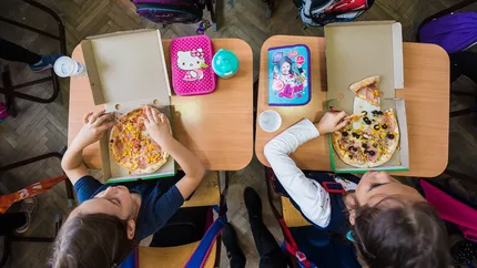 Pizza, hamburgerii şi alte produse alimentare sau băuturi, interzise pe o rază de 500 de metri în jurul şcolilor. Proiectul de ordin al Ministerului Sănătăţii