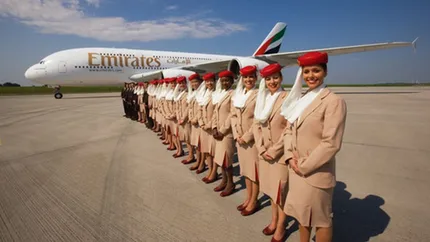 Românii se pot angaja cu un salariu lunar de 2500 de euro. Emirates caută însoțitori de zbor