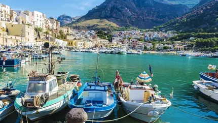 Cea mai mare insulă din Mediterană pe care se refugiază românii vara. Se află la doar două ore de România