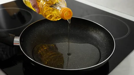 Cel mai dăunător obicei al românilor: uleiul refolosit pentru prăjit. Experții în sănătate trag un semnal de alarmă