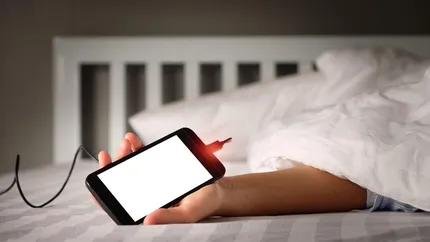 Dormiți cu telefonul la încărcat lângă pat? Top 6 riscuri la care vă expuneţi