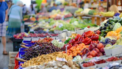 Creșteri uluitoare de prețuri în piețe. Cât a ajuns să coste un kilogram de spanac la tarabe