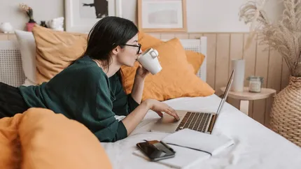 Câți bani câștigă lunar o debutantă în videochat. Salarii colosale față de alte domenii