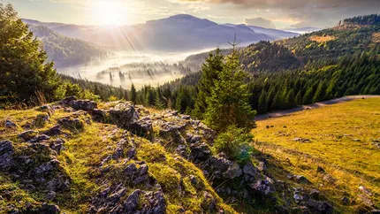 Satul din Apuseni rămas fără locuitori începe să revină la viață. Turiștii sunt atrași de frumusețea, liniștea lui și aerul curat