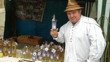 Un bărbat din Bihor a dat lovitura cu o băutură tradițională. O jumătate de litru costă 200 de lei