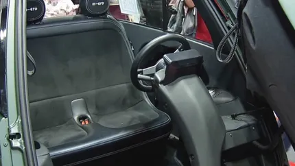 Mașina din care se iese ridicând parbrizul, direct pe trotuar, prezentată la SAB. Intră trei pe un singur loc de parcare