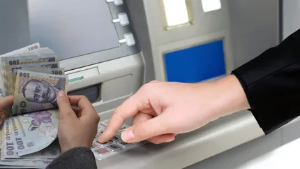 Lovitură pentru români. Taxă nouă la bancomate! Cât va costa să scoți numerar de la ATM