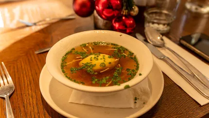 Ce conține ciorba din restaurante. Info Cons a dat alerta, e otravă în farfurie: „Până la 14 aditivi și 40g de sare”