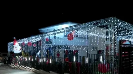 Câți bani a cheltuit un român care și-a decorat casa cu peste 30.000 de luminițe de Crăciun. Întotdeauna mi-am dorit să am o casă și să o pot împodobi