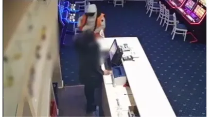 VIDEO Jaf „armat” la un cazino din Cluj-Napoca. Hoțul a amenințat cu un pistol de jucărie și a plecat cu 7.000 de lei