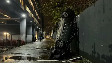 O mașină a căzut de la etajul al doilea al parcării de la Mega Mall București. Șoferul de 20 de ani nu avea permis