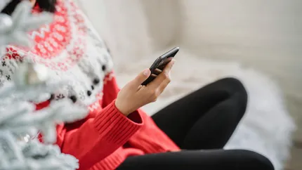 Revelion 2025. Care sunt cele mai haioase mesaje ce pot fi trimise de Anul Nou. De la clasic la romantismul de tip catastrofă: ”Lovi-te-ar trenul fericirii / Trăsni-te-ar fulgerul iubirii!”