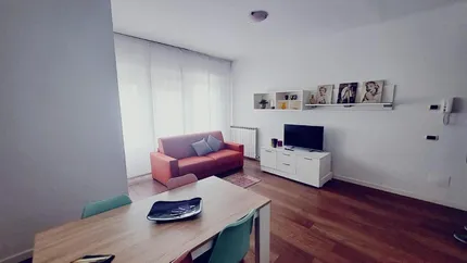 Un clan de romi a ocupat cu forţa apartamentul închiriat pe Booking de o familie de italieni. Poliţia nu-i poate da afară, iar vecinii sunt disperaţi