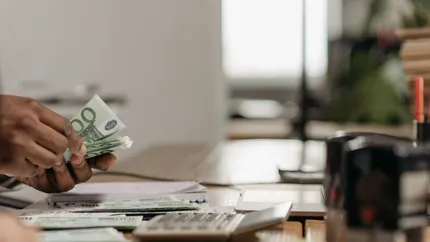 Anul Nou aduce o veste excelentă pentru românii din Italia. Cresc salariile! Câți bani în plus vor primi