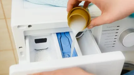 Când se pune, de fapt, balsamul de rufe în mașina de spălat. De asta hainele tale nu miros frumos