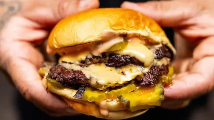 Cât a ajuns să coste un burger în Cluj-Napoca. Preţul mediu în Bucureşti a fost de peste 42 de lei în 2024