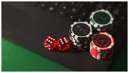 Care este diferența dintre investiții și păcănele, conform unui profesor universitar: „Nu este ca la zaruri sau la poker”