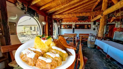 Cât trebuie să scoți din buzunar pentru a lua masa la Ferma Dacilor, în 2025. Prețul pentru o ciorbă de burtă sau o porție de sarmale cu mămăligă și smântână