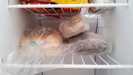 De ce e bine să ții pâinea la congelator. Trucul util care îți protejează sănătatea. Ce spun nutriționiștii