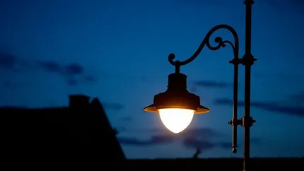 Taxă specială pe iluminat într-un oraș din România. Cetățenii sunt revoltați de câți bani trebuie să plătească