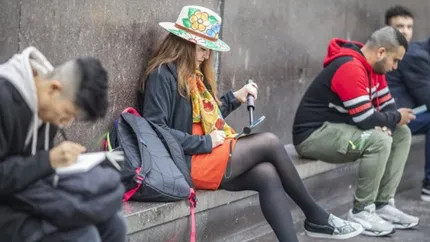 Unul din cinci tineri din România vrea să emigreze. Motivele care duc la această decizie