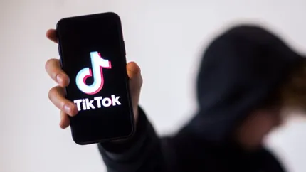 TikTok concediază sute de moderatori și mizează tot mai mult pe inteligența artificială pentru filtrarea conținutului