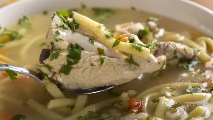 Supa de pui, alimentul-minune care trebuie mâncat zilnic când e ger afară. Este delicioasă şi întăreşte sistemul imunitar