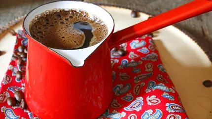 De ce să NU alegi cafeaua rece pe timupl verii. Băutura îndrăgită de români ar putea aduce efecte neplăcute pe caniculă