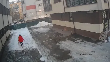 O femeie a murit după ce a fost lovită de gheața desprinsă de pe un bloc din Chiajna