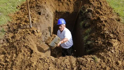 Câți bani poate câștiga un gropar în 2025, în România. Mulți din domeniul IT nu ajung la astfel de sume