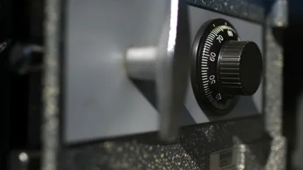 Tânără de 27 de ani, autoarea unui furt de amploare. Și-a lăsat părinții fără seiful cu bijuterii și 100.000 de euro