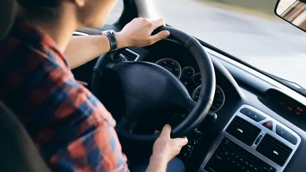 Greșeala pe care o fac mulți șoferi atunci când frânează. Poate distruge mașina!