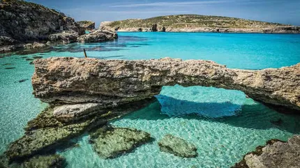 O insulă de vis transformată într-un coșmar turistic. Comino, de la paradis la ‘iadul pe Pământ’