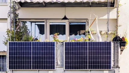 Centralele electrice de balcon, conectate direct la priză, pe care românii nu au voie să le instaleze, au ajuns un trend în Europa. Singura metodă prin care poți deveni prosumator la bloc