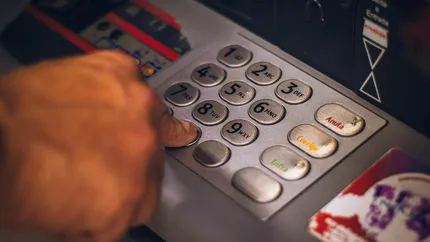 Important pentru toți românii care au card bancar! Se percep iar comisioane!