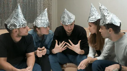 Persoanele care cred în teoriile conspirației sunt mai dușmănoși