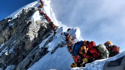 Tone de gunoi și poluare pe Muntele Everest. 240.000 de litri de urină ajung chiar în ghețar, contaminând apele acestuia