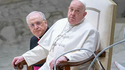 Papa Francisc a fost externat după 5 săptămâni de stat în spital. Mesajul pe care l-a transmis: „Cer să tacă imediat armele. M-a îndurerat foarte tare”