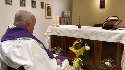 Prima imagine cu Papa Francisc de când s-a îmbolnăvit. Suveranul Pontif, în vârstă de 88 de ani, este internat de mai bine de o lună!