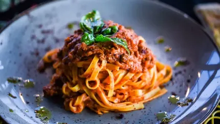 Trucuri pentru un sos de paste perfect legat şi uşor de digerat. 9 secrete ale italienilor bătrâni