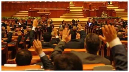 Parlamentarii, obligați să își facă public CV-ul la depunerea declarației de avere. Riscă sancțiuni mai dure dacă lipsesc nemotivat de la serviciu