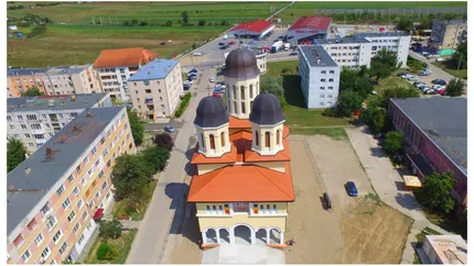 Orașul din România unde un apartament cu trei camere costă mai puțin decât o garsonieră veche în București. Este renovat și vine la pachet și cu boxă